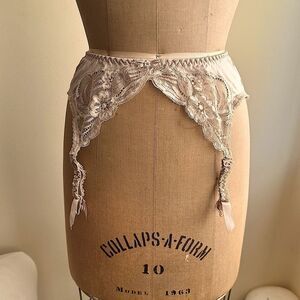 Vintage Gossard champagne cream lacy garter belt size Large